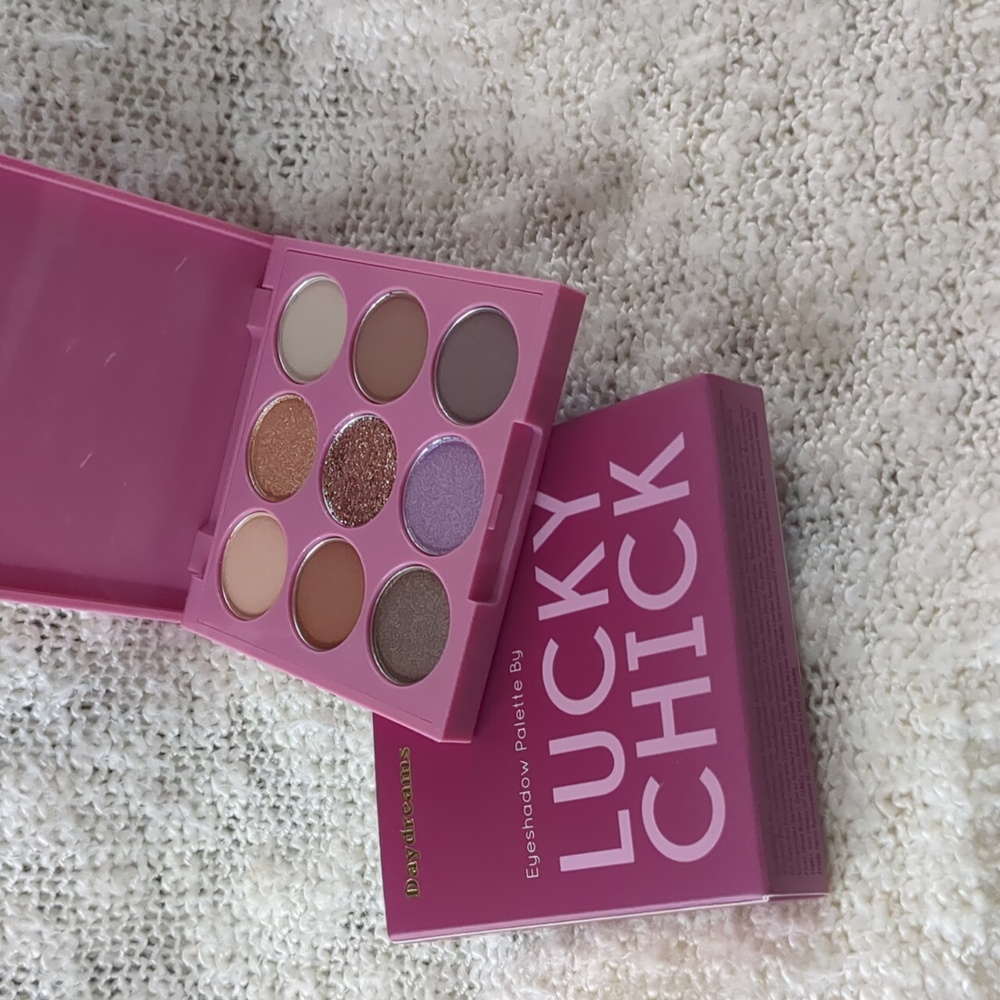 LUCKY CHICK Eyeshadow Palette in Daydreams, 6g/0.21oz - Picture 2 of 11